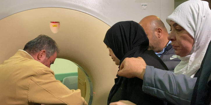 الاحتلال يعتقل 17 مواطناً من الضفة بينهم والد وشقيق الشهيد حامد